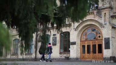 城市风格的学生背着书包和书去学校，背景是古老的大学建筑